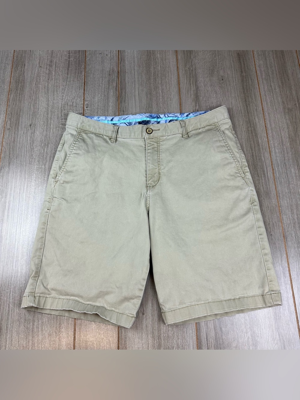 Tommy Bahama Chino shorts Mens 36 Flat Front Stretch Olive Green
